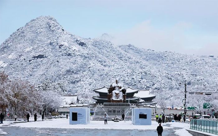 This is the largest November snowfall in Seoul in 117 years.