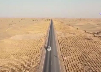 video watching the employee in the hard to protect south route of the largest sand mac in china 126845