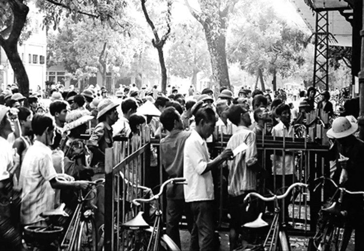 People queuing to park their bicycles before shopping.