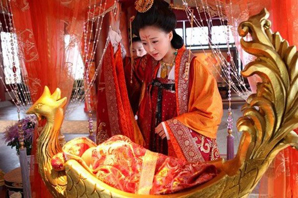 What crimes did Wu Zetian commit as passed down through folklore?