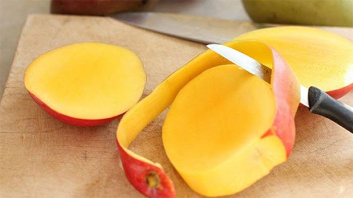 Research shows that eating mango skin can reduce fat accumulation.