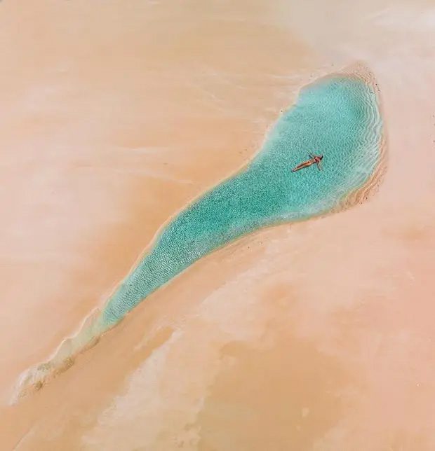 The tiny beach in Australia has a very modest area.