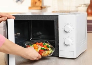 why you should not use plastic containers when heating food in the microwave 136510