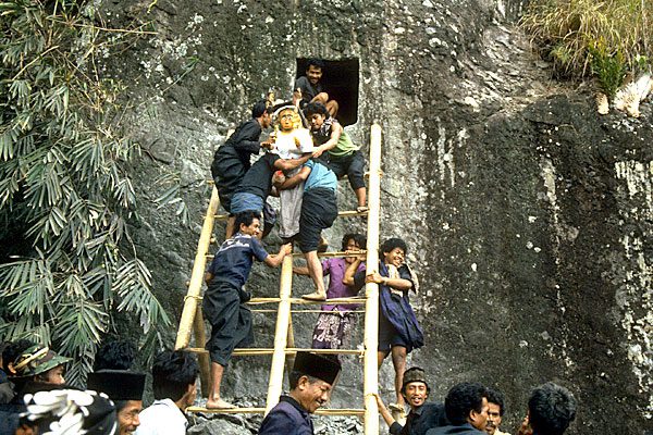 Men carry the coffin to the tribe’s burial ground.