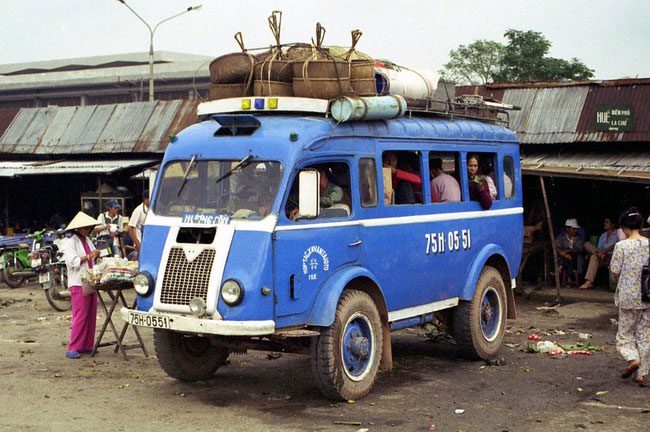 Various goods piled on the roof of the Renault Goélette with license plate 75H-05-51, Hue.