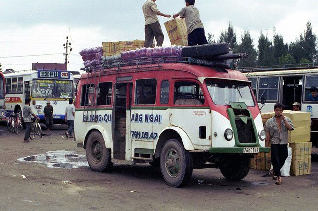 Loading goods onto the roof of the Renault Goélette with license plate 76H-05-47 in Da Nang.