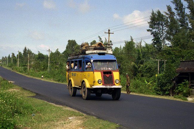 Renault Goélette with license plate 75H-15-47 running on the Da Nang - Hoi An route.