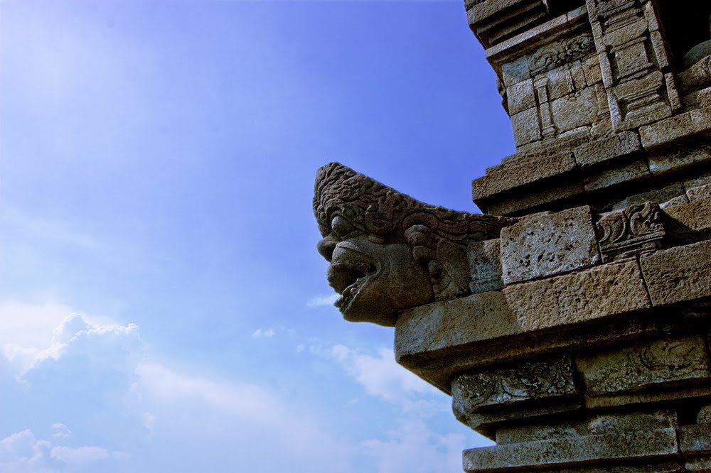 Later, the colonial government allowed locals to excavate Borobudur, and the grandeur of the structure amazed all witnesses.