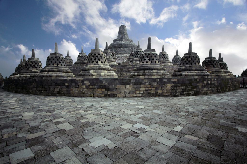 The third circle contains 16 stupas, with square holes and is referred to as Nirwana, surrounding a large central stupa.