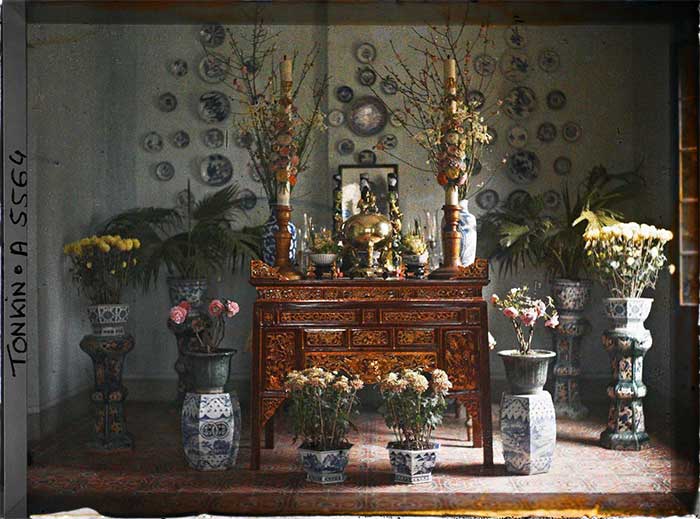 The ancestral altar in Mr. Hoàng Trọng Phu's house during Tet in 1915.