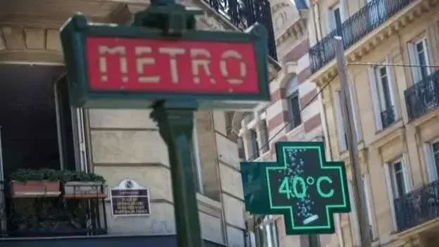 Outdoor temperature display shows over 40 degrees Celsius.