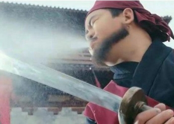 before the execution of the prisoner why the chinese emperor had to spray sake on the sword 109910