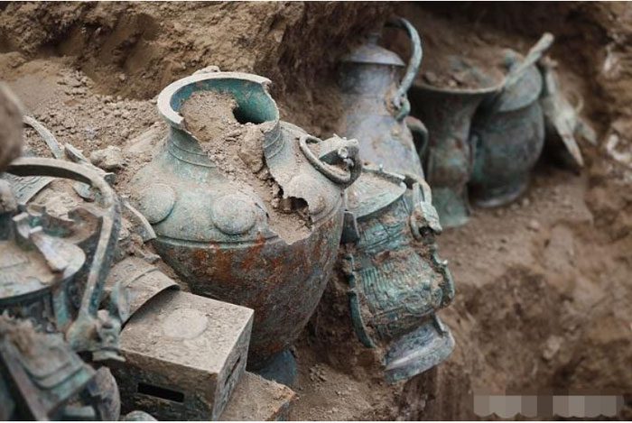 Archaeologists discovered various bronze artifacts in the ancient tomb.