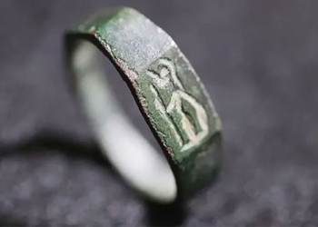 boy 13 years old almost burned the ring 1800 years old 135707