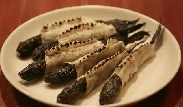 The appearance of the mudskipper after grilling looks quite 'grotesque', but the fish meat is white and delicious.