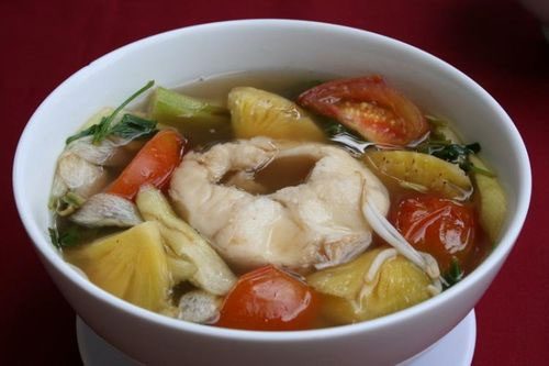 The sour fish soup will taste better with the addition of 2-3 pieces of Bứa skin.