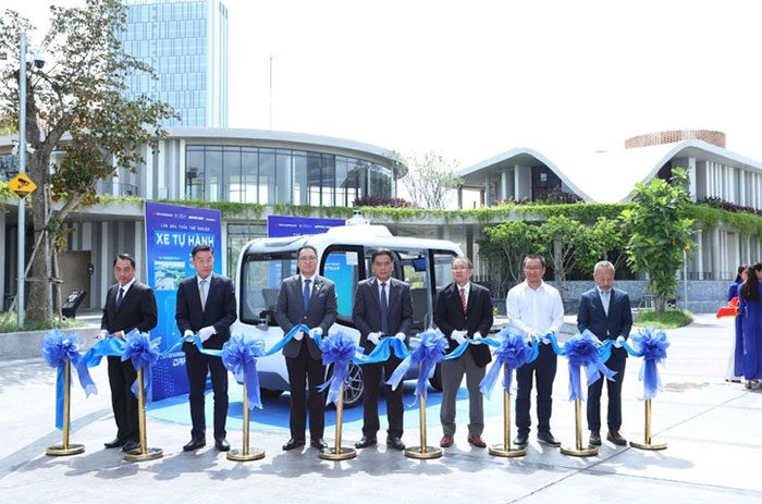 Officials cutting the ribbon at the launch ceremony for the driverless Phenikaa vehicle trial.