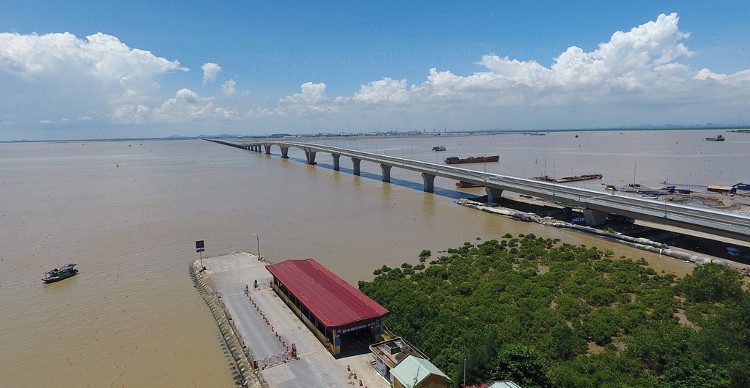 Tan Vu - Lach Huyen Bridge