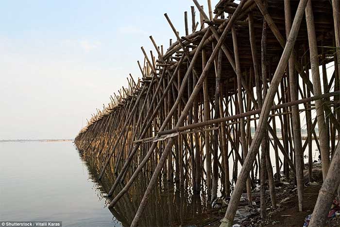 When the rainy season arrives (from May to November each year), the bamboo stakes are dismantled.