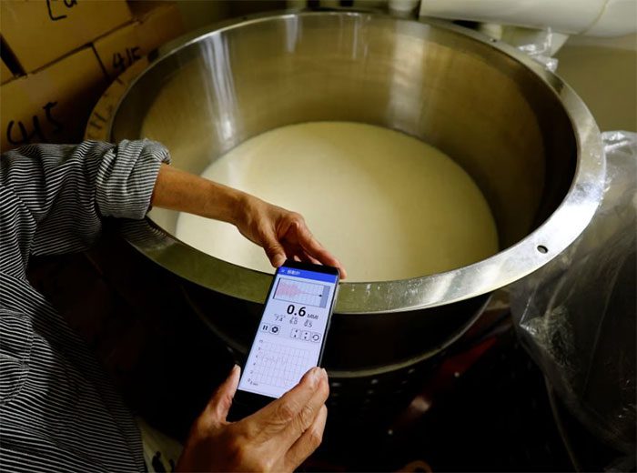 The type of music played from the speaker beneath the tank will determine the flavor of the sake.