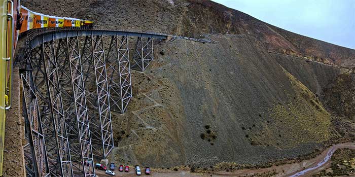 The train takes passengers over a distance of 217 kilometers, climbing to over 3,000 meters, crossing 29 bridges.