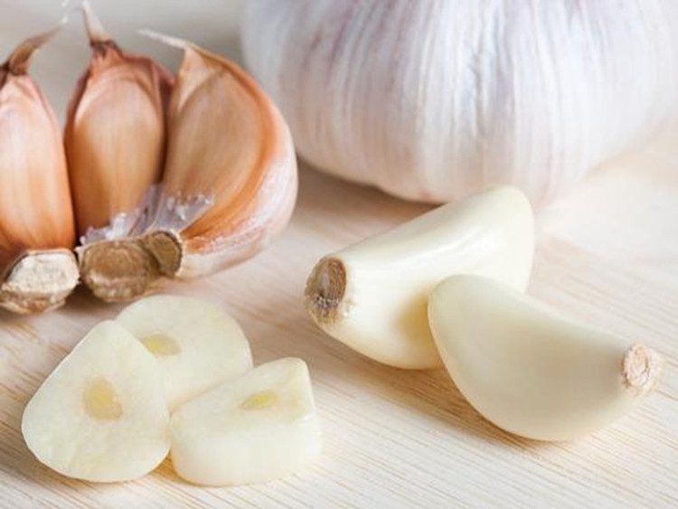 Consuming large amounts of garlic over time can harm the eyes.