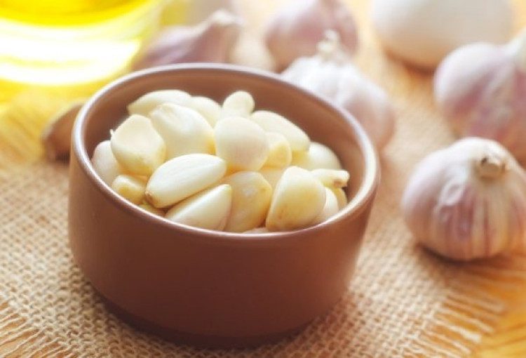 Consuming garlic improperly can negatively affect health.