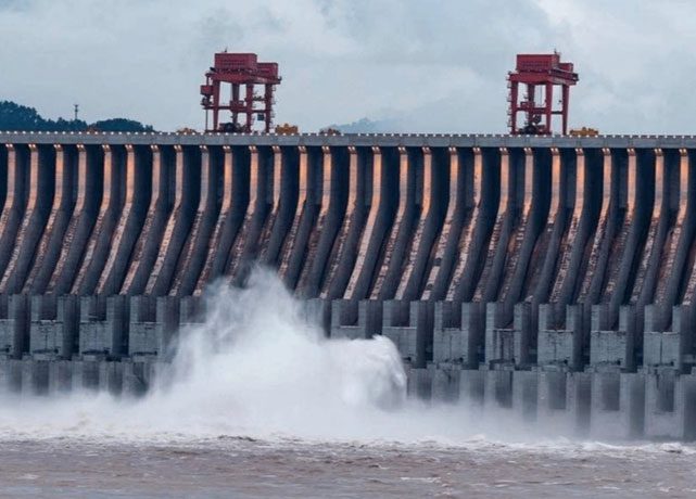 The Three Gorges Dam has a total of 32 generators of 700,000 kWh and two generators of 50,000 kWh.