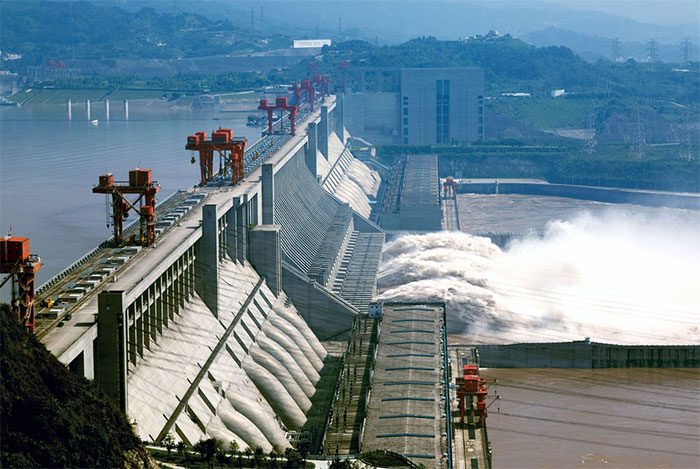 With a reservoir capacity of 39.3 km3, the dam is expected to reduce the flood frequency from 1 in 10 years to 1 in 100 years.