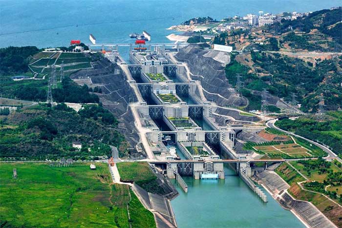 To the right of the Three Gorges Dam is a dedicated passageway for various types of vessels.