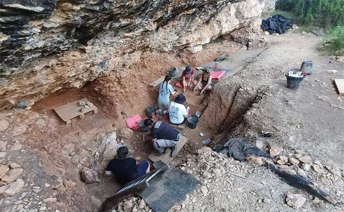 An excavation at the Abric Pizarro site