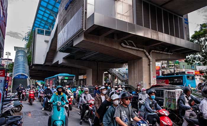 Image of Cầu Giấy street during morning peak hours