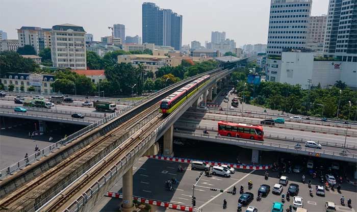 Mai Dịch intersection, a traffic black spot