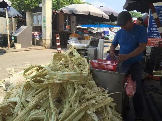 Unsafe sugarcane juice can pose risks of bacterial imbalance, stomach pain...