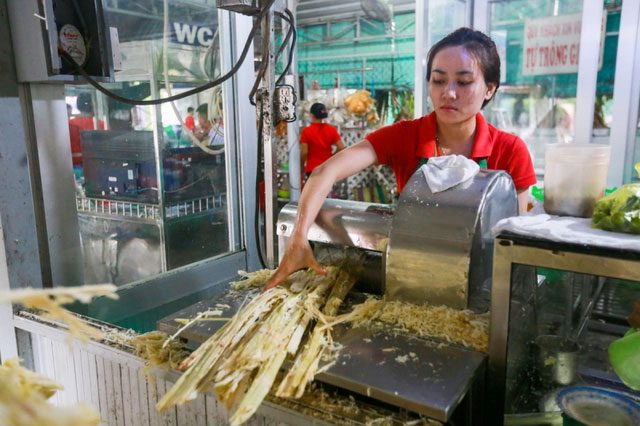 The street-side sugarcane juice extraction process is unhygienic.