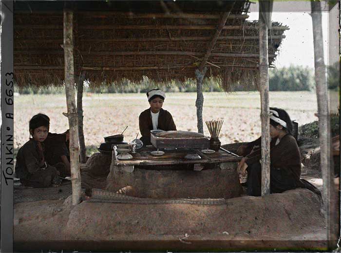 A restaurant in rural Hà Đông province in 1915.