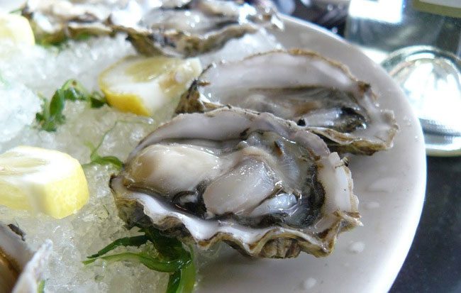 A 71-year-old man in the US died after eating raw oysters.