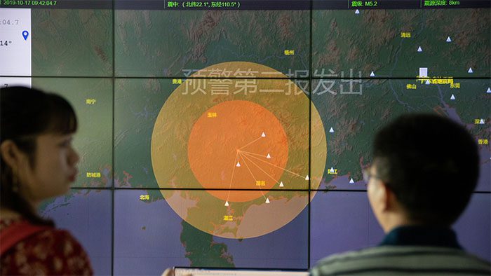 A staff member introduces the earthquake early warning system to reporters