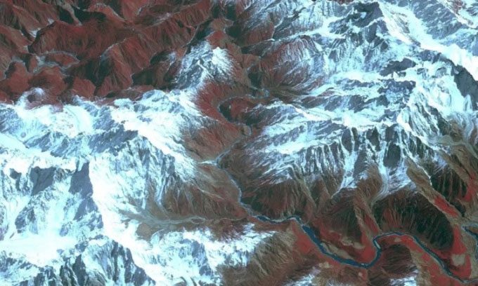 The rugged, hard-to-reach area between two towering peaks of the Yarlung Tsangpo Canyon.