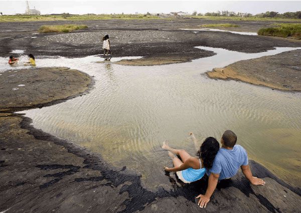 After the rain, many small lakes form, attracting tourists to soak in.