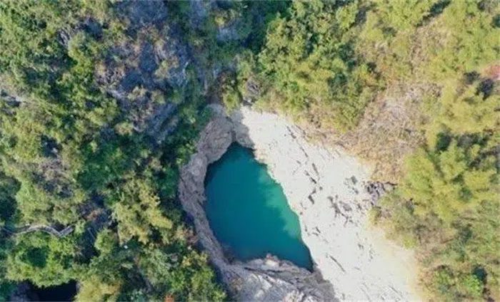 Ba Ding Lake is clear and deep.