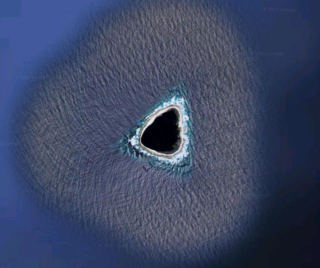 Image of the "black hole" found in the Pacific Ocean using Google Earth.