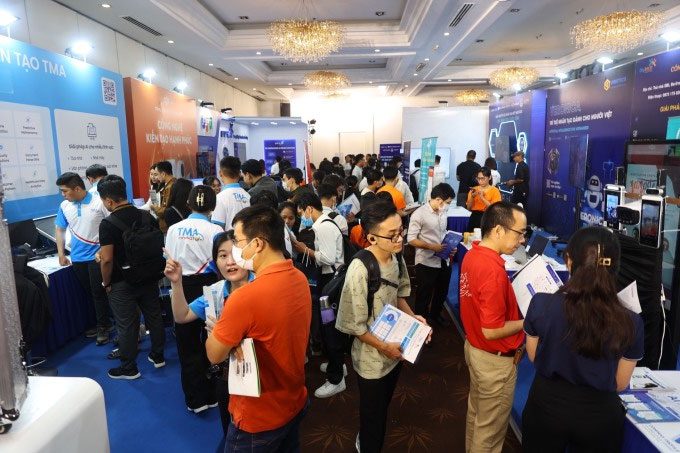 Thousands of visitors explore exhibition booths at AI4VN 2023.