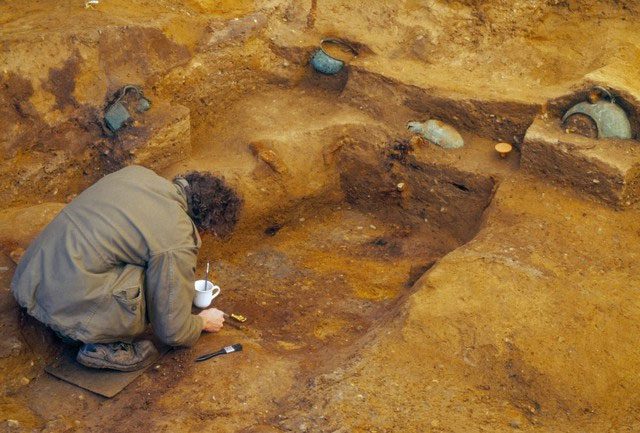 According to MOLA researchers, the burial chamber measures 4 square meters.