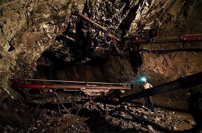 The rock inside the mine has become so hard that even electric drills are ineffective.