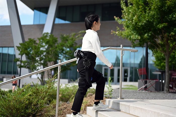 Robotic exoskeleton helps users save energy