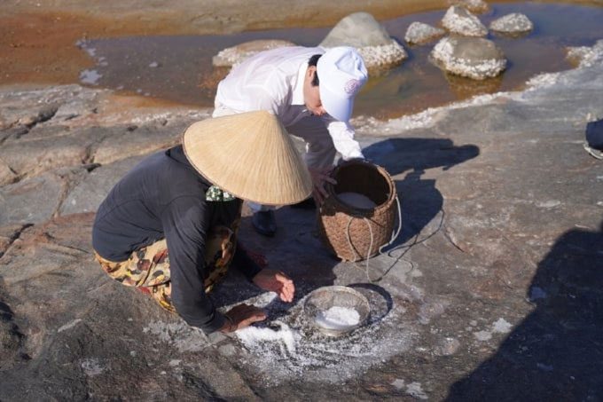 The residents of Gò Cỏ village continue to preserve their ancestral salt-making technique on rocks.