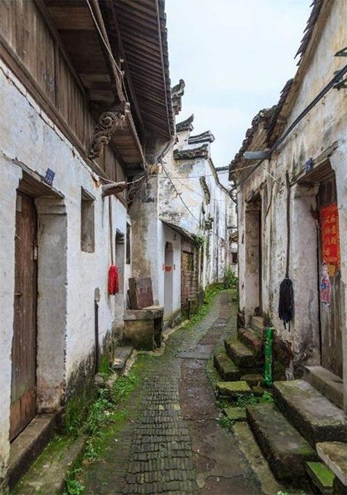 Paths in Baguai Jiakat Village.