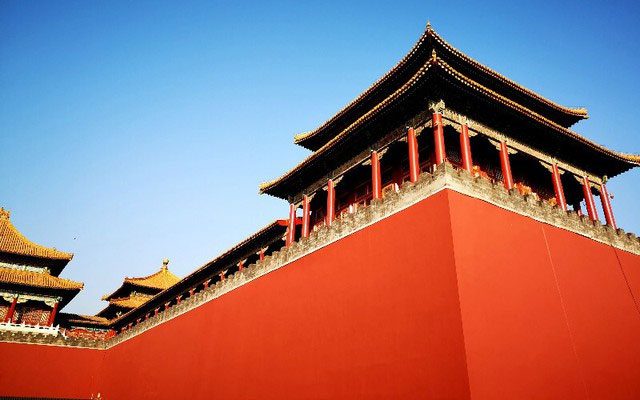 Most roofs in the Forbidden City are designed with curves, forming sharp angles.