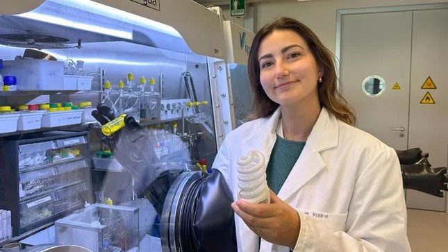 ETH PhD student Marie Perrin presents a new recycling method.